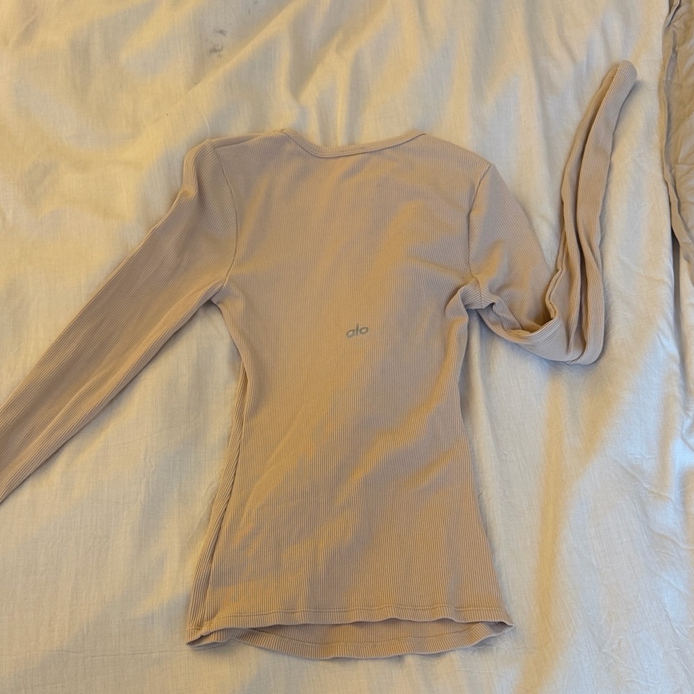 LIKE NEW Alo Ribbed Short-Sleeve Shirt in Light Beige